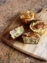 Omelette muffin brocoli-saucisse